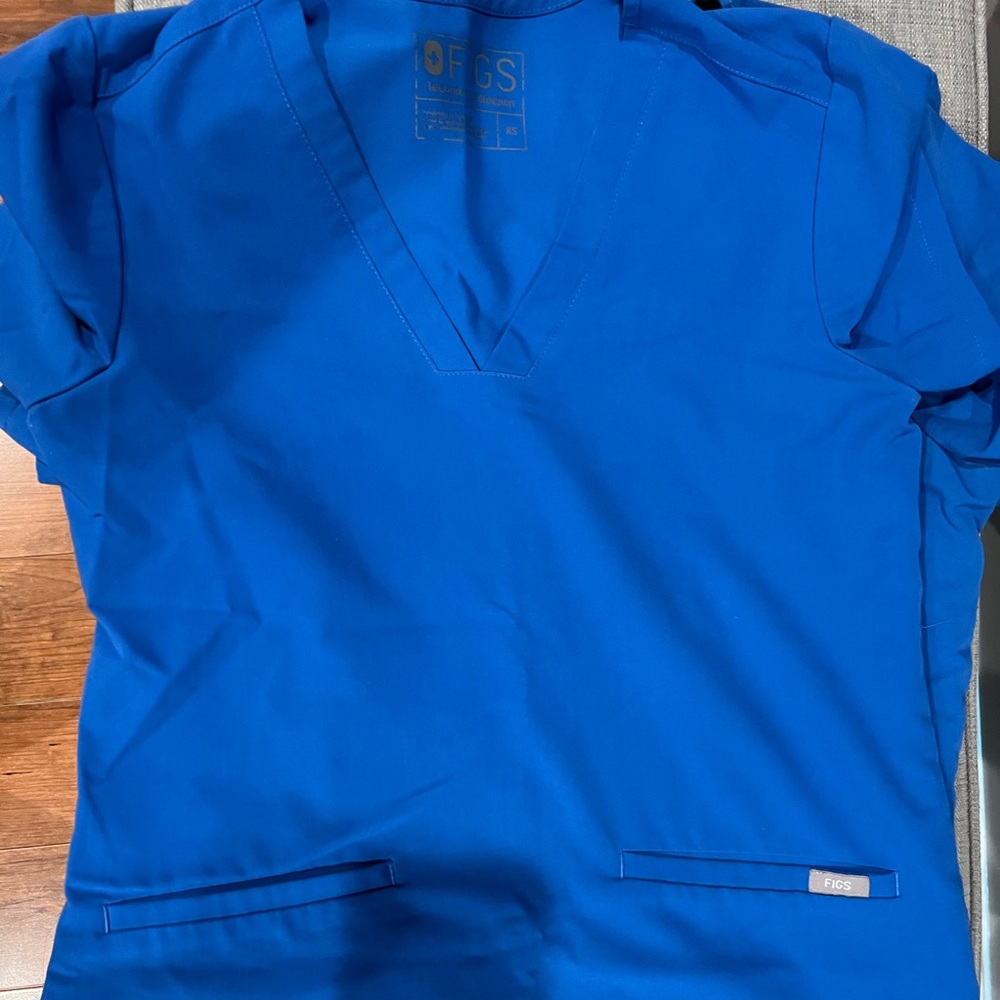 4 shirts sold as bundle. Figs 3 pocket casma scrub top size XS. Color royal blue
